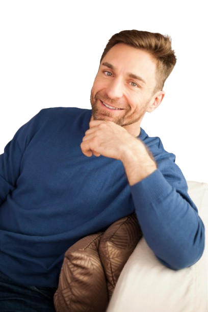 Designer autônomo trabalhando com notebook e utilizando plano de saúde MEI barato para garantir segurança e atendimento médico de qualidade